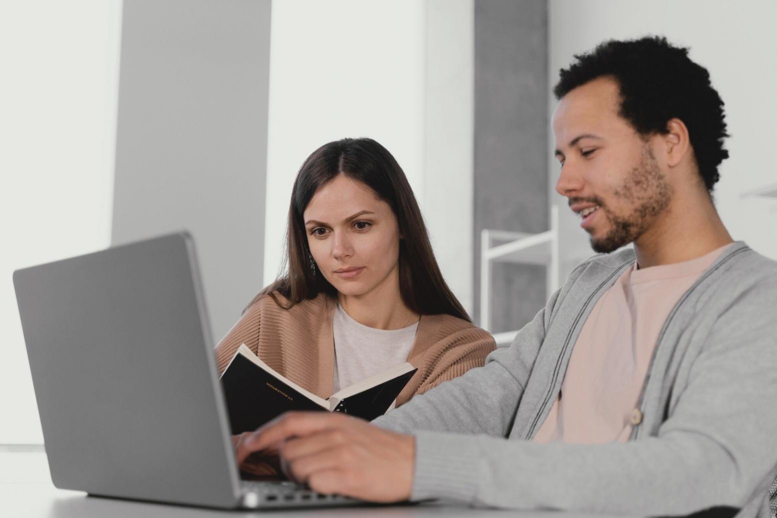Strategische Finanzplanung am Whiteboard während einer Gruppenarbeit