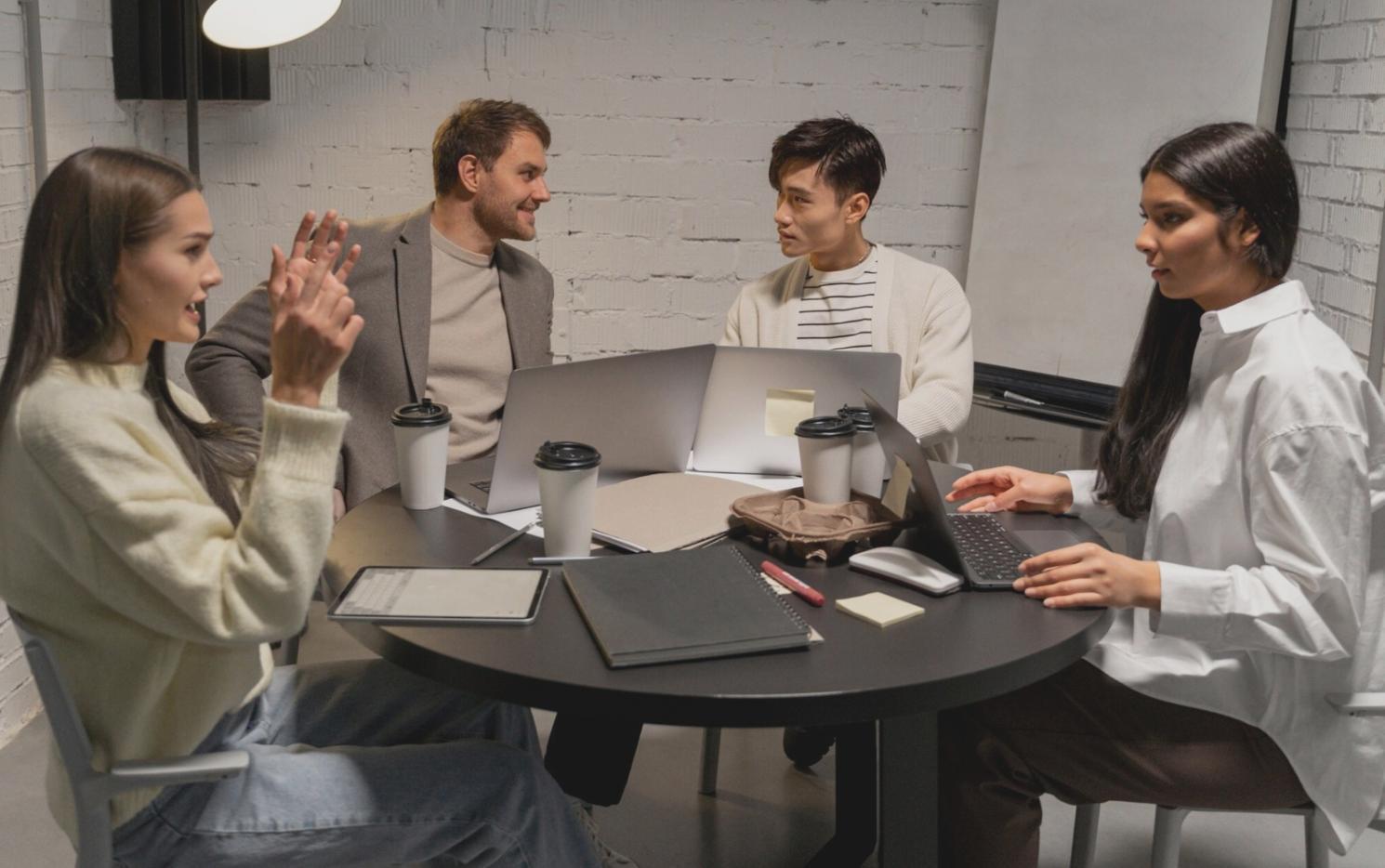 Arbeitsplatz mit Laptop und Unterlagen für Fernlernen